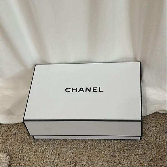 Empty CHANEL Box with Ribbon - Picture 3 of 10